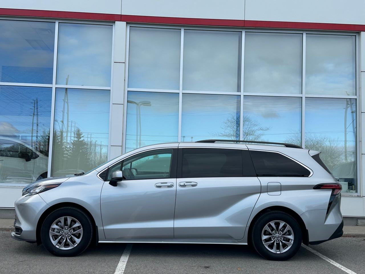 2022 Toyota Sienna LE 8-Passenger 4dr Front-Wheel Drive Passenger Van Photo3