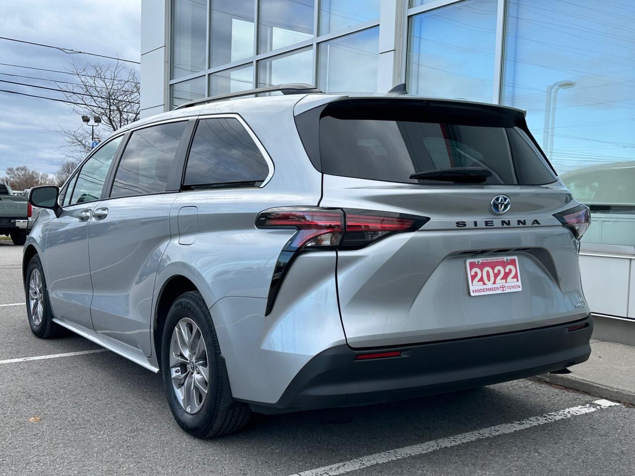 2022 Toyota Sienna LE 8-Passenger 4dr Front-Wheel Drive Passenger Van Photo
