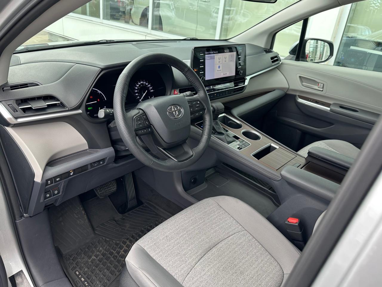 2022 Toyota Sienna LE 8-Passenger 4dr Front-Wheel Drive Passenger Van Photo