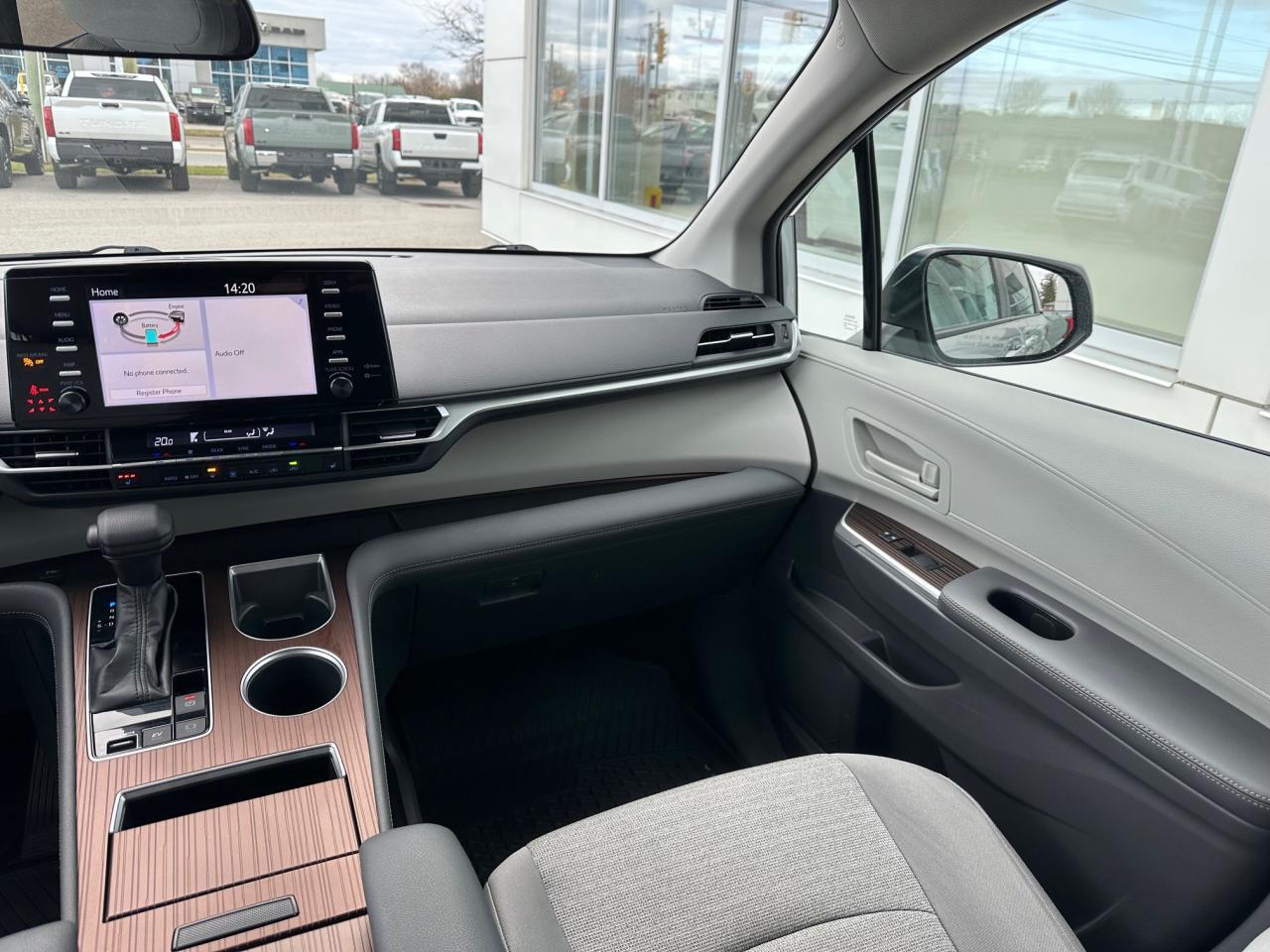 2022 Toyota Sienna LE 8-Passenger 4dr Front-Wheel Drive Passenger Van Photo