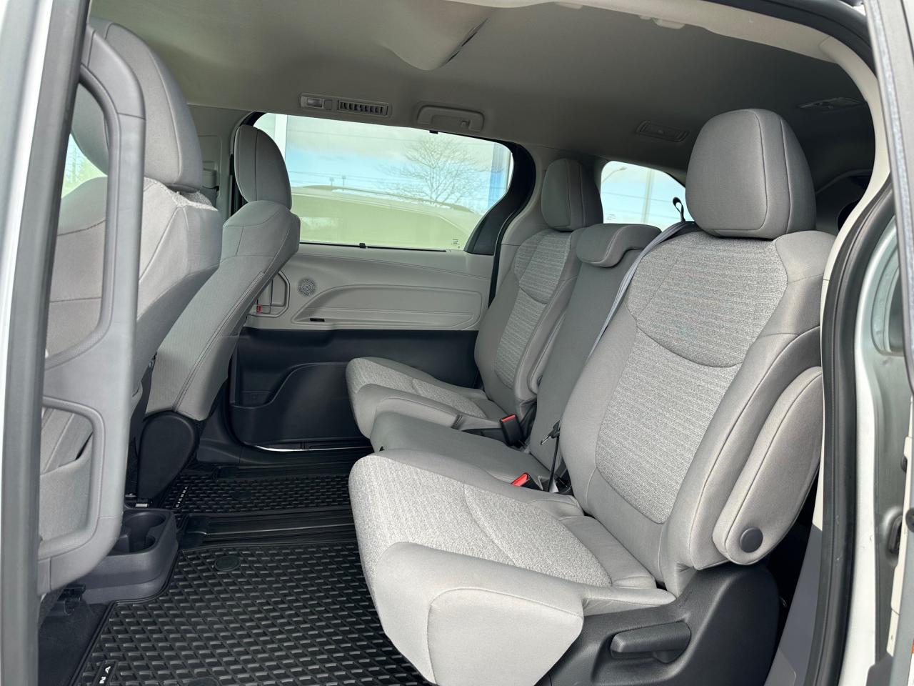 2022 Toyota Sienna LE 8-Passenger 4dr Front-Wheel Drive Passenger Van Photo