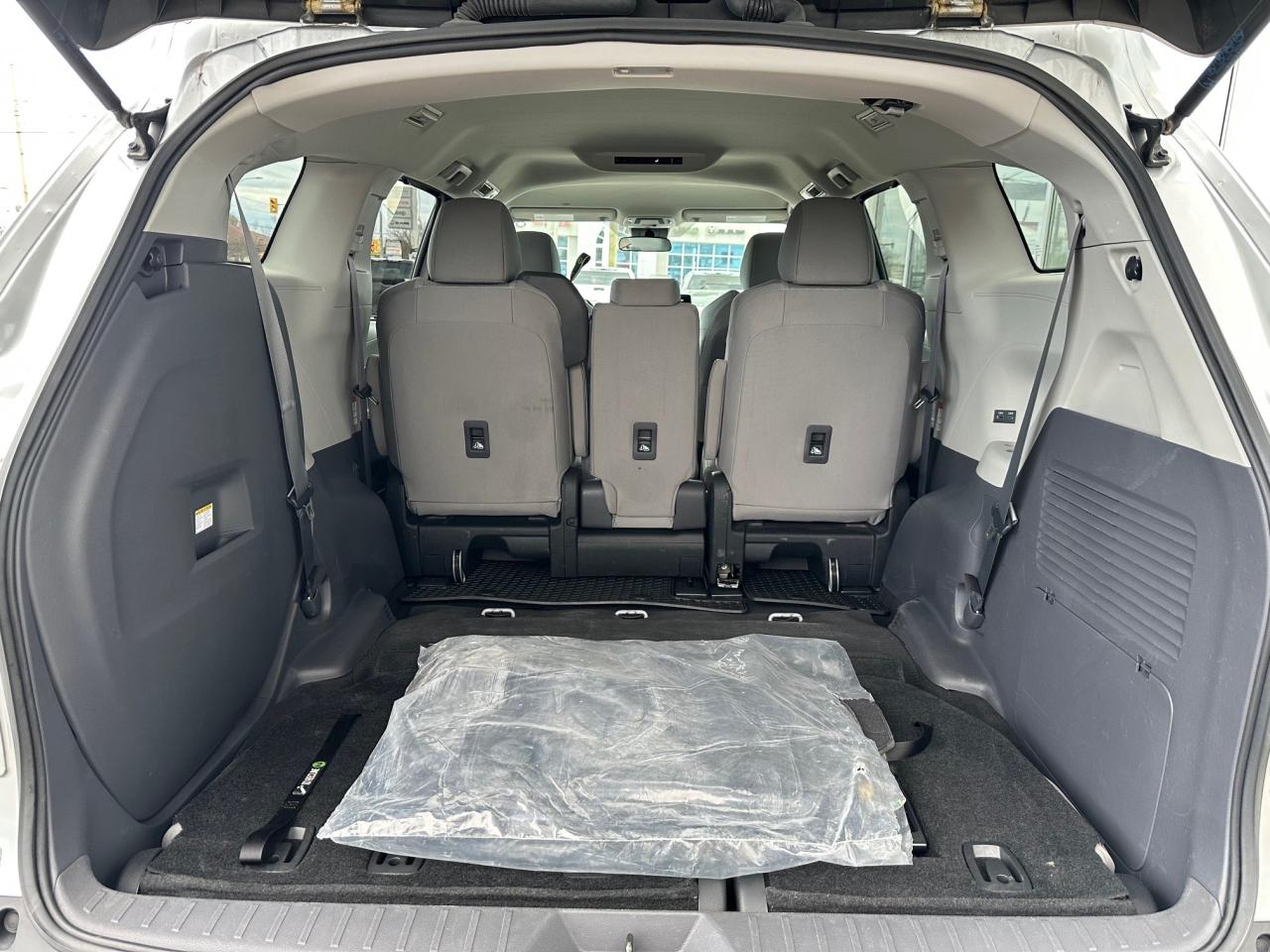 2022 Toyota Sienna LE 8-Passenger 4dr Front-Wheel Drive Passenger Van Photo