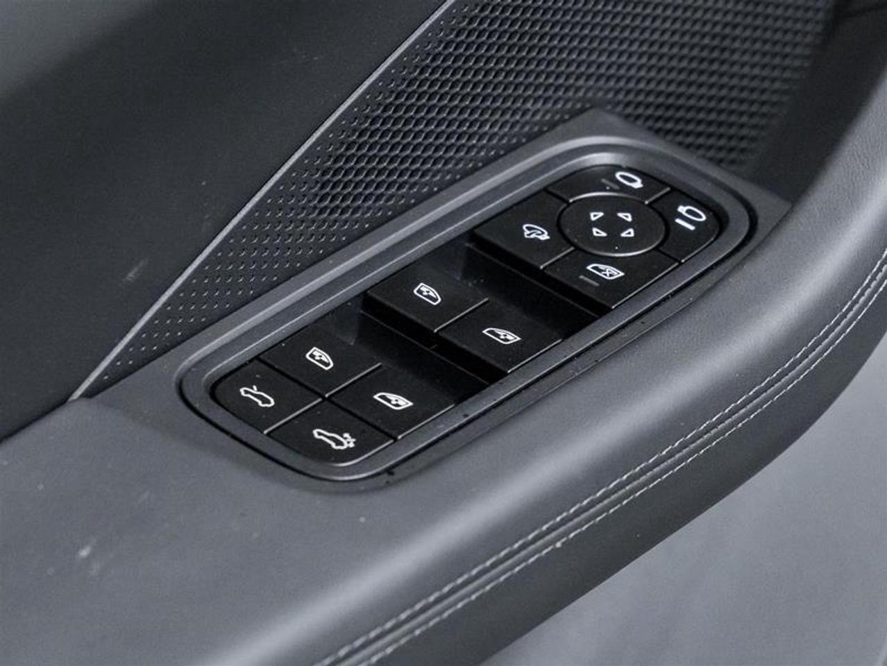 2025 Porsche Macan  Photo