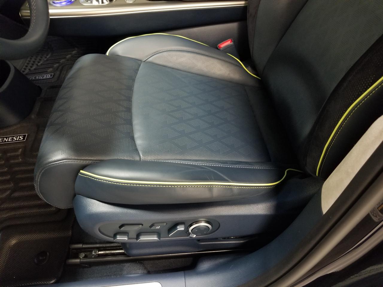 2023 Genesis GV60 Performance w/Navy Interior 4dr All-Wheel Drive Photo