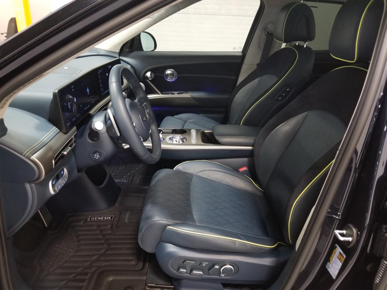 2023 Genesis GV60 Performance w/Navy Interior 4dr All-Wheel Drive Photo