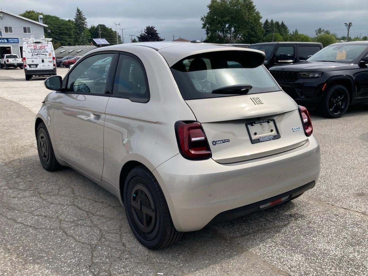 2025 Fiat 500E Base 2dr Hatchback Photo2