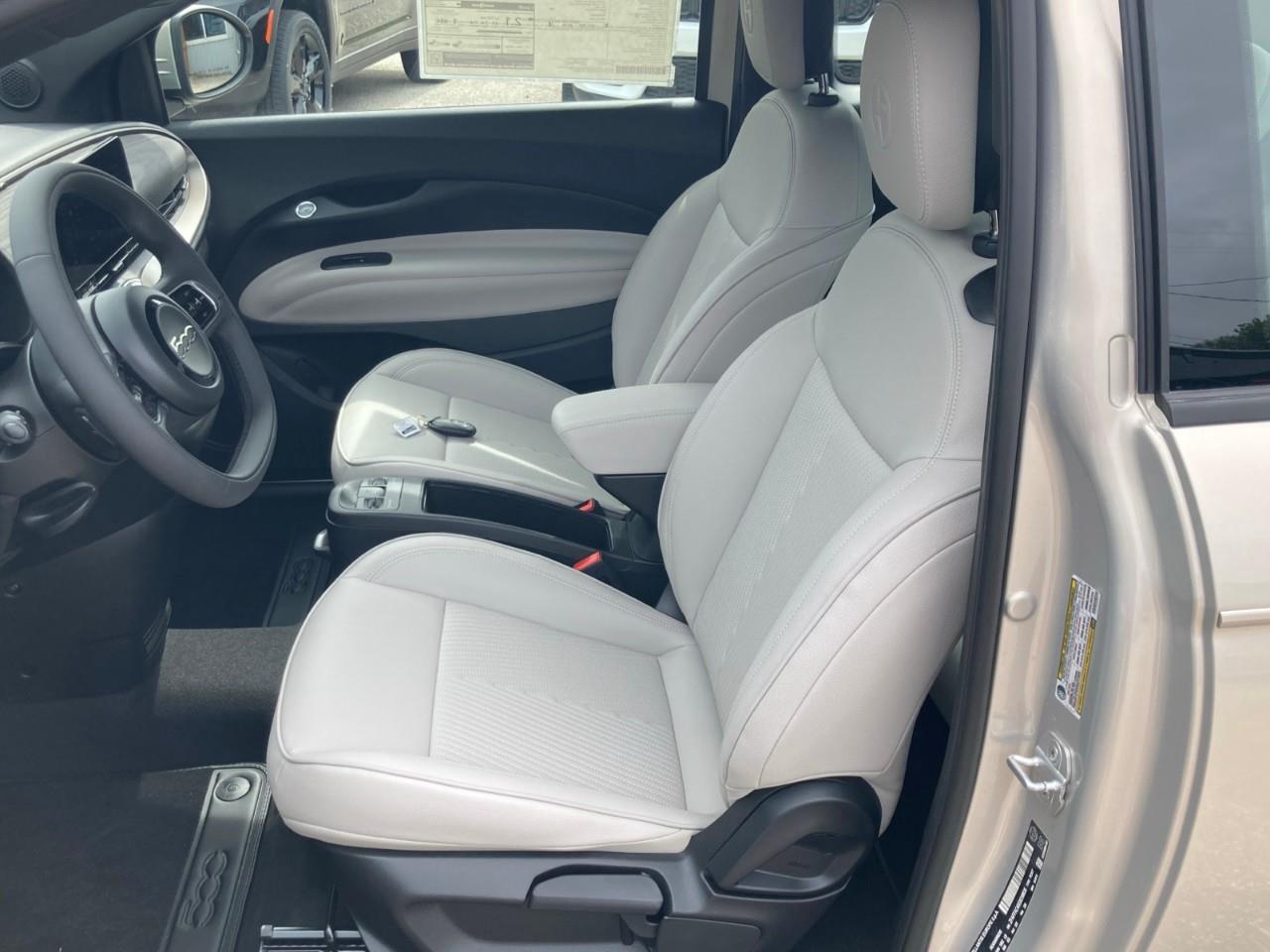 2025 Fiat 500E Base 2dr Hatchback Photo