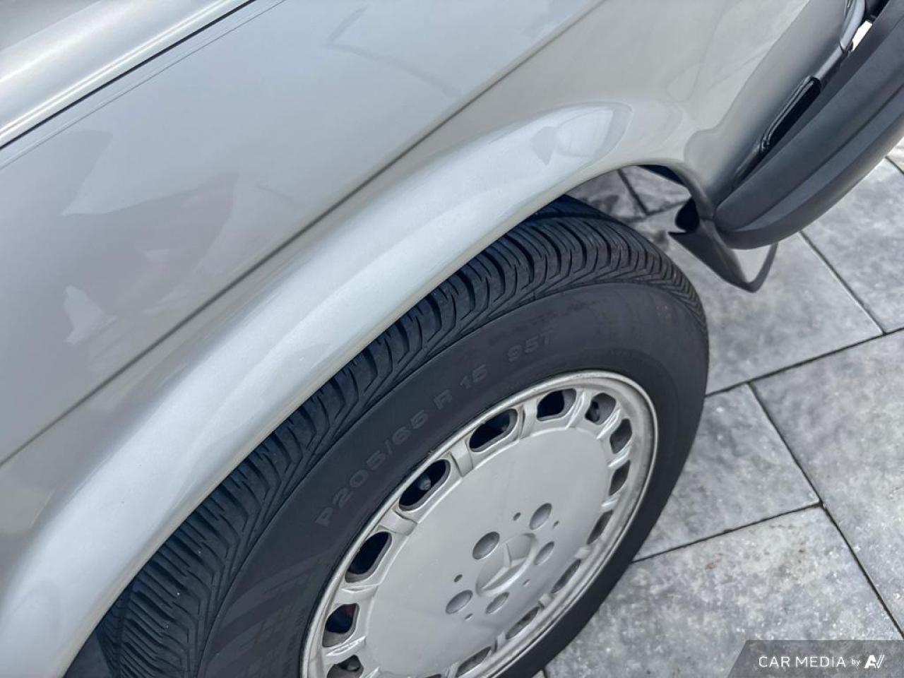 1989 Mercedes-Benz 560SL  Photo