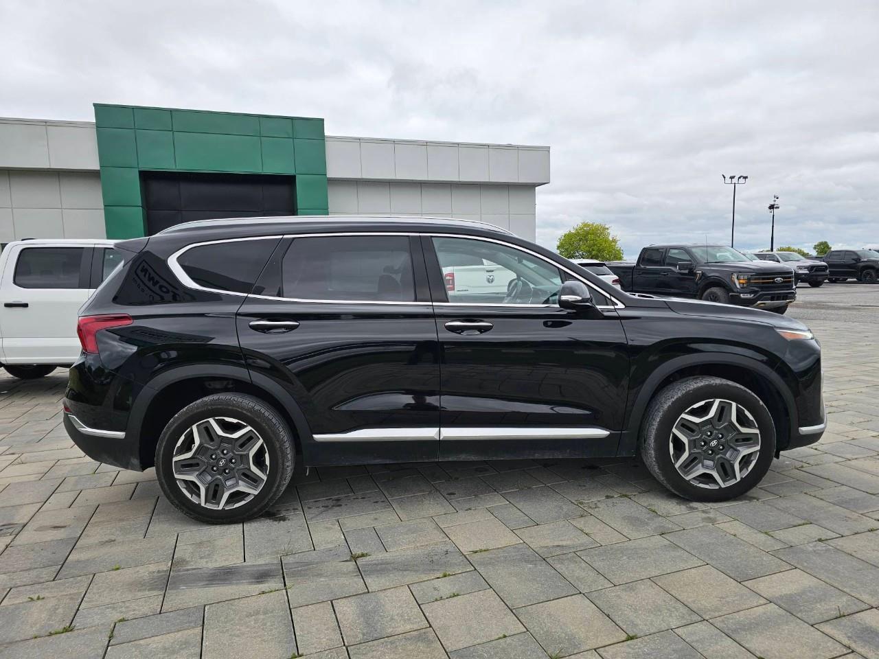 2023 Hyundai Santa Fe HEV Luxury 4dr All-Wheel Drive Photo3