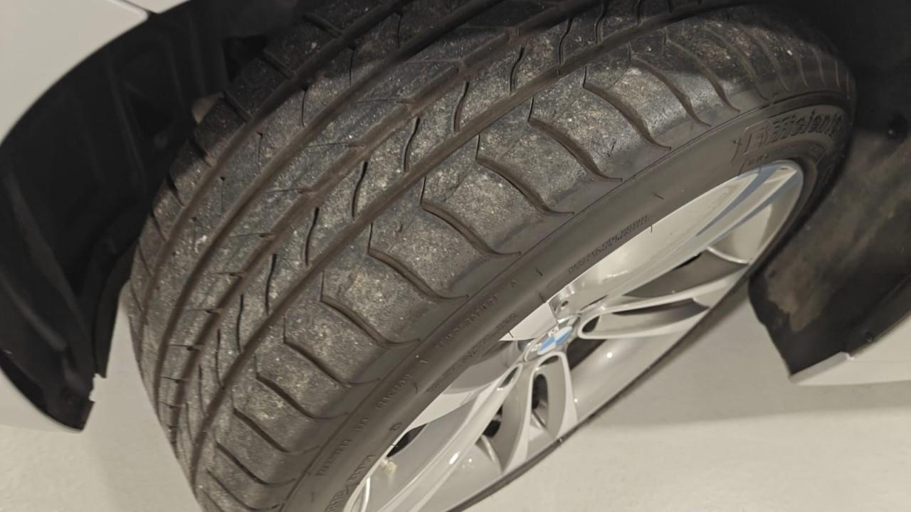 2017 BMW 330 i xDrive 4dr All-Wheel Drive Sedan Photo4