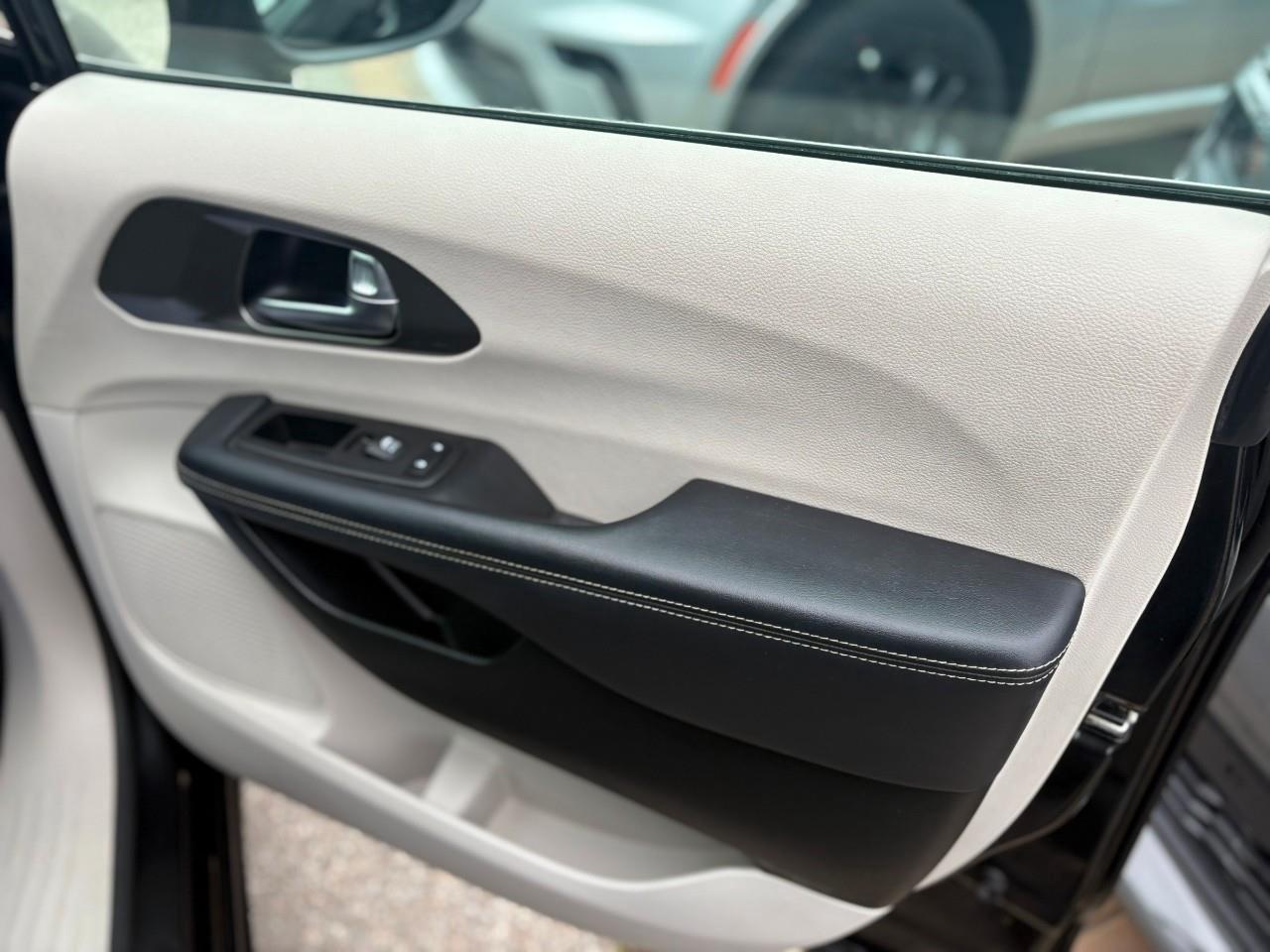 2023 Chrysler Pacifica Touring-L All-Wheel Drive Passenger Van Photo