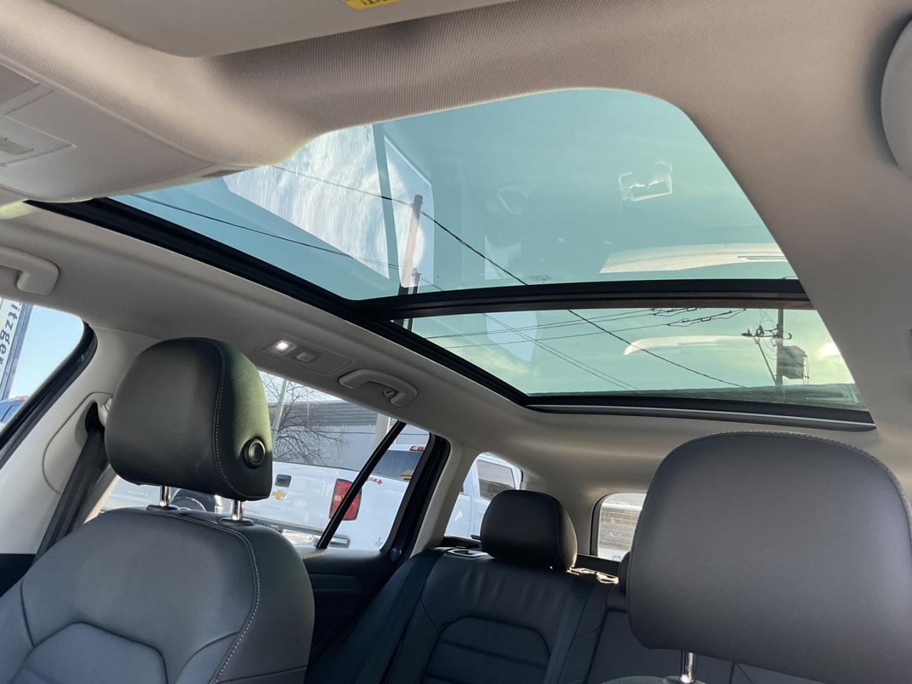 2017 Volkswagen Golf Alltrack TSI 6A AWD - LTHR! NAV! BACK-UP CAM! PAMO ROOF! Photo