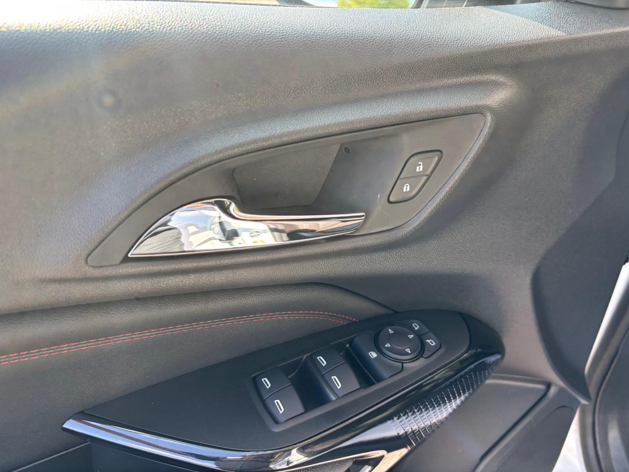 2025 Chevrolet Trax FWD 4dr 2RS Photo2