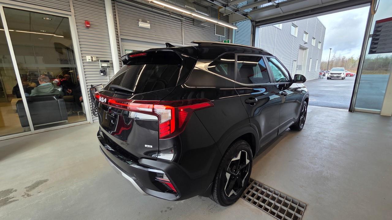 2024 Kia Seltos EX Premium 4dr All-Wheel Drive Photo4