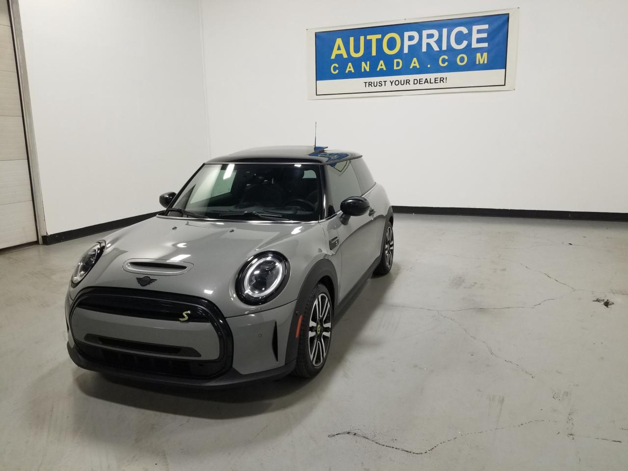 2022 MINI SE 3 Door Cooper Front-Wheel Drive Hatchback Photo2