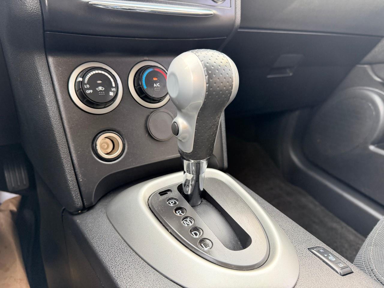 2012 Nissan Rogue FWD 4dr SV Photo