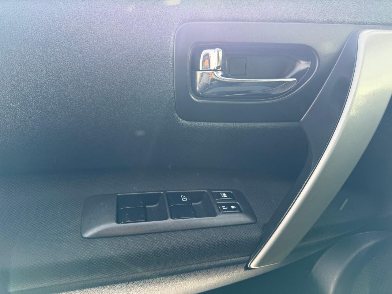 2012 Nissan Rogue FWD 4dr SV Photo