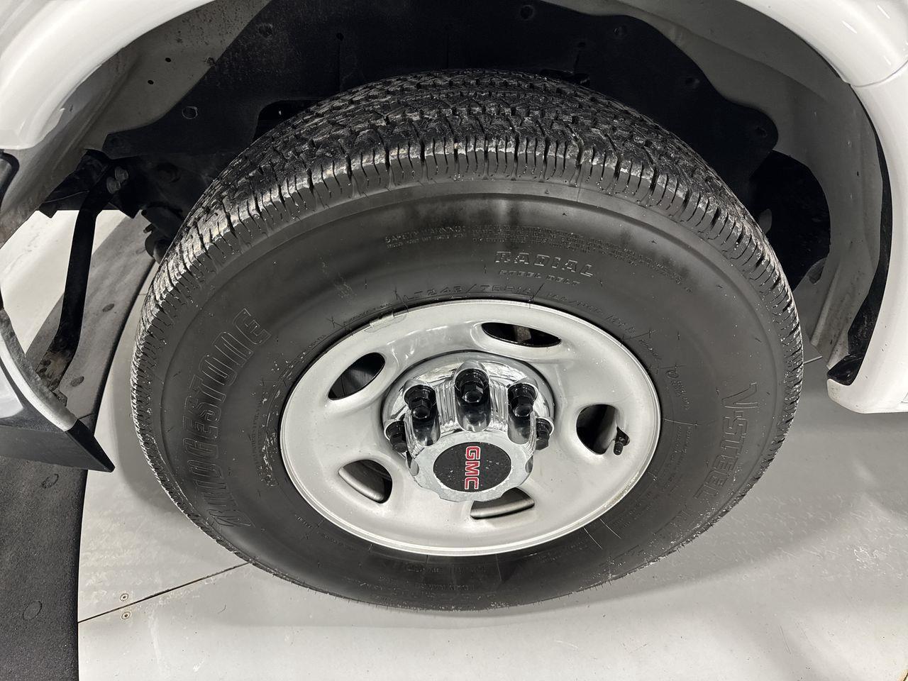 2024 GMC Savana 3500 LT Rear-Wheel Drive Extended Passenger Van Photo