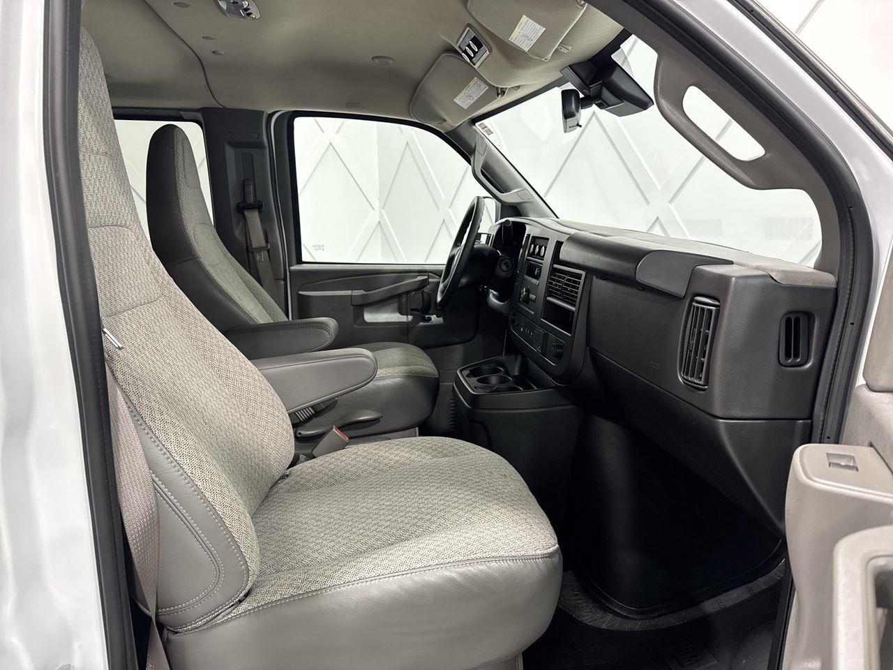 2024 GMC Savana 3500 LT Rear-Wheel Drive Extended Passenger Van Photo
