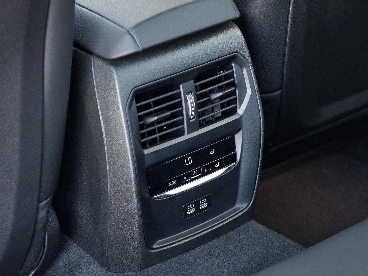 2024 BMW 330 i xDrive 4dr All-Wheel Drive Sedan Photo