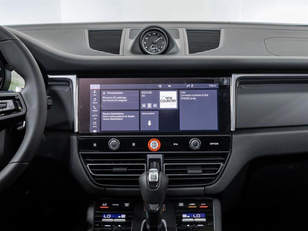 2025 Porsche Macan  Photo