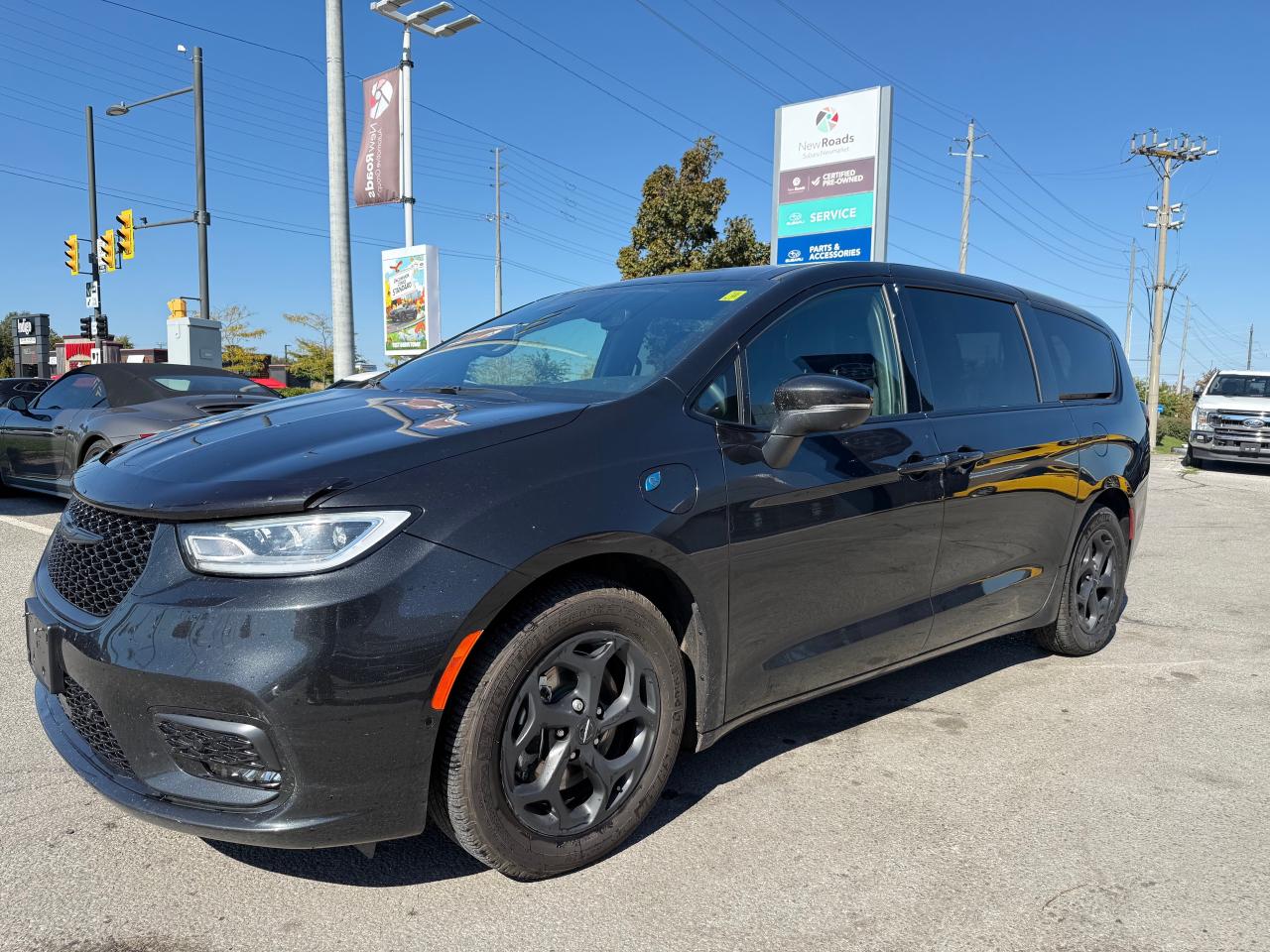 2023 Chrysler Pacifica Hybrid Touring-L Passenger Van Photo3