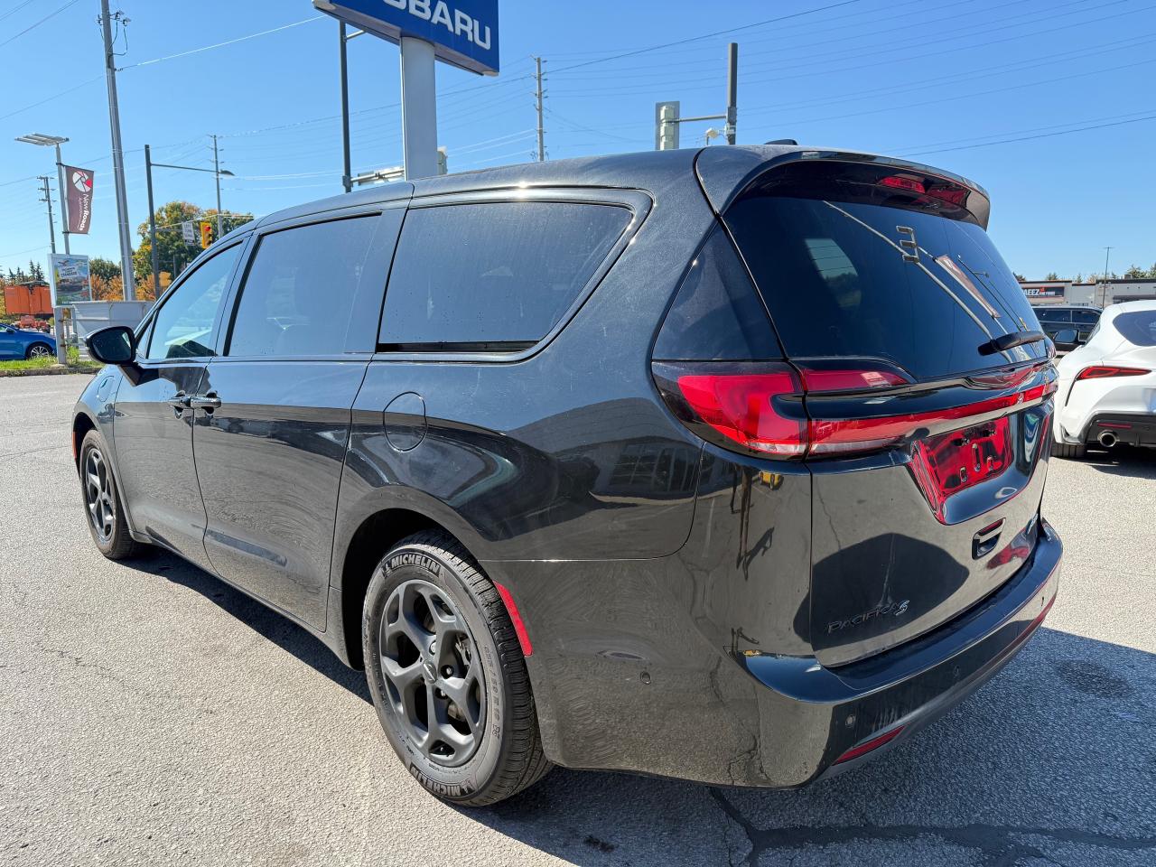 2023 Chrysler Pacifica Hybrid Touring-L Passenger Van Photo