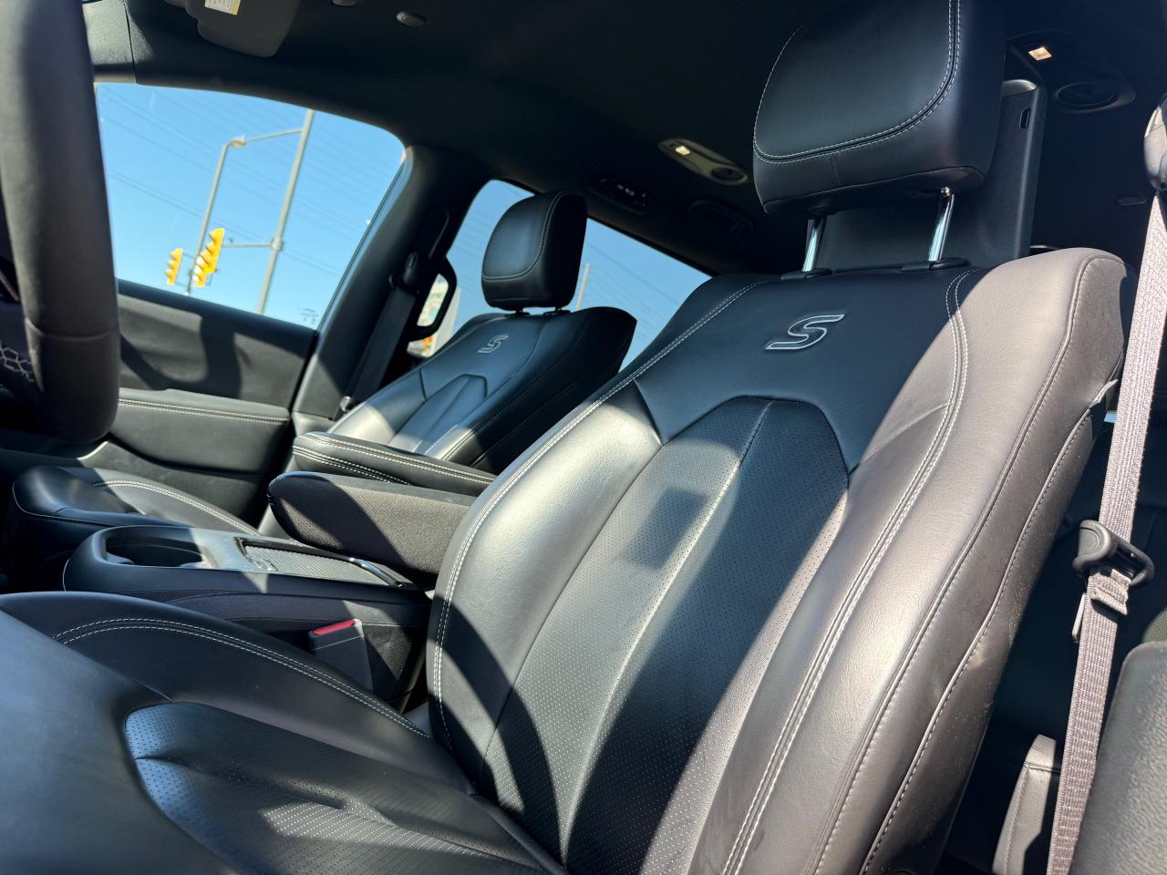 2023 Chrysler Pacifica Hybrid Touring-L Passenger Van Photo