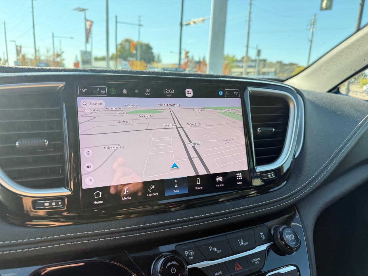 2023 Chrysler Pacifica Hybrid Touring-L Passenger Van Photo