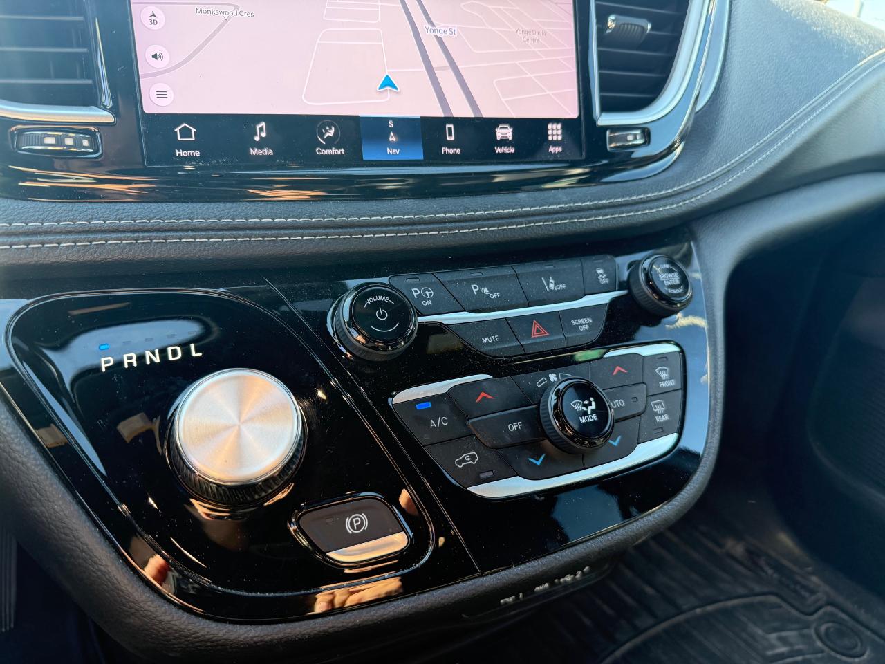 2023 Chrysler Pacifica Hybrid Touring-L Passenger Van Photo