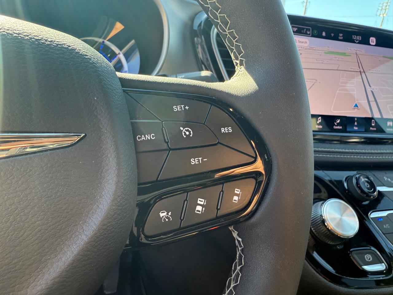 2023 Chrysler Pacifica Hybrid Touring-L Passenger Van Photo