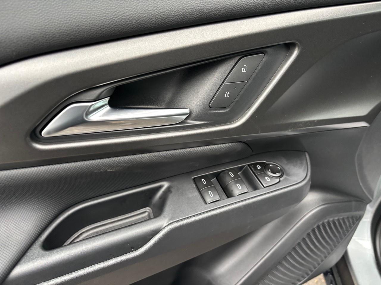 2026 Chevrolet Equinox EV 4dr LT Photo2