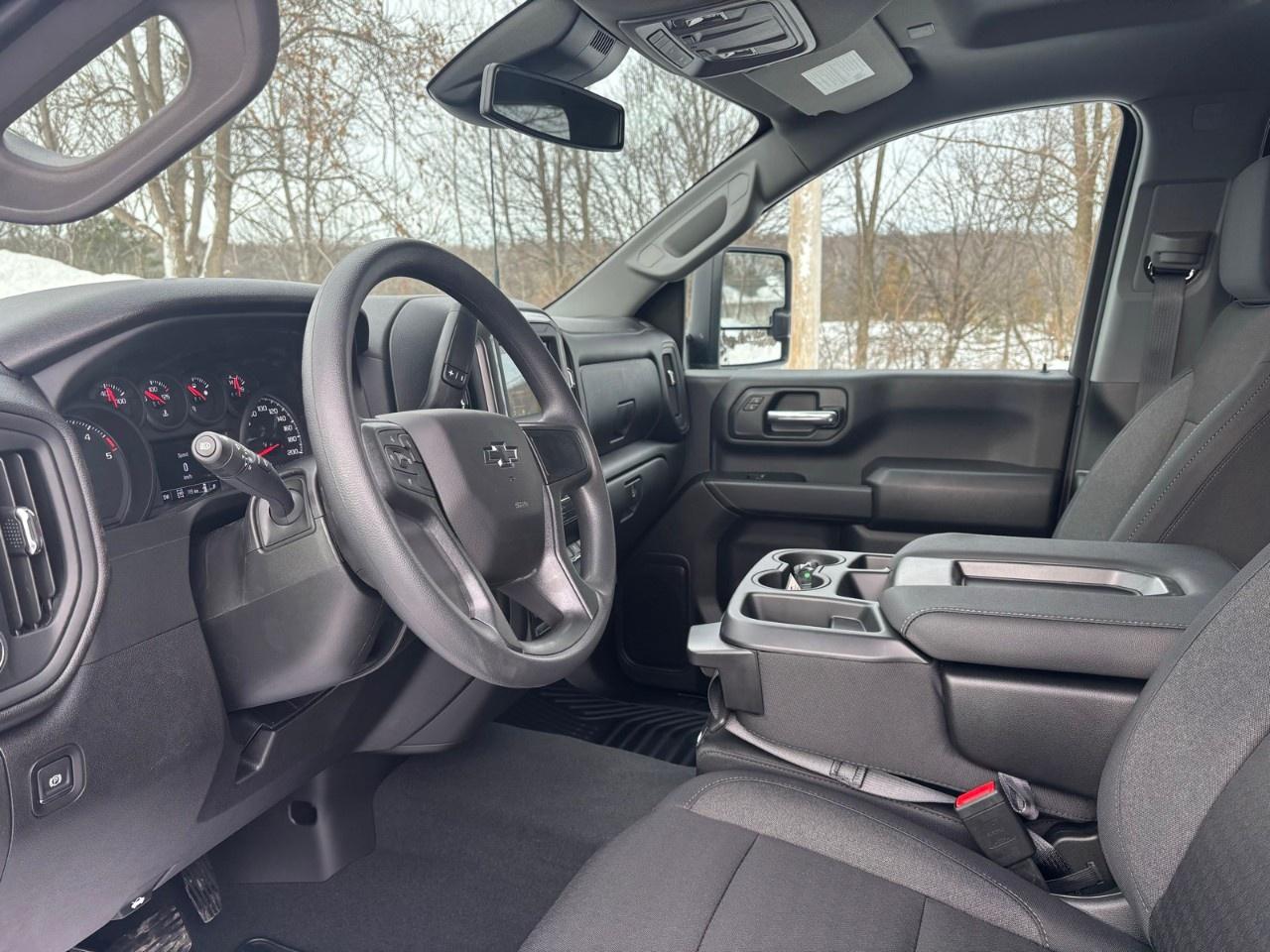 2026 Chevrolet SILVERADO 2500HD 4WD Crew Cab Standard Box Custom Photo4