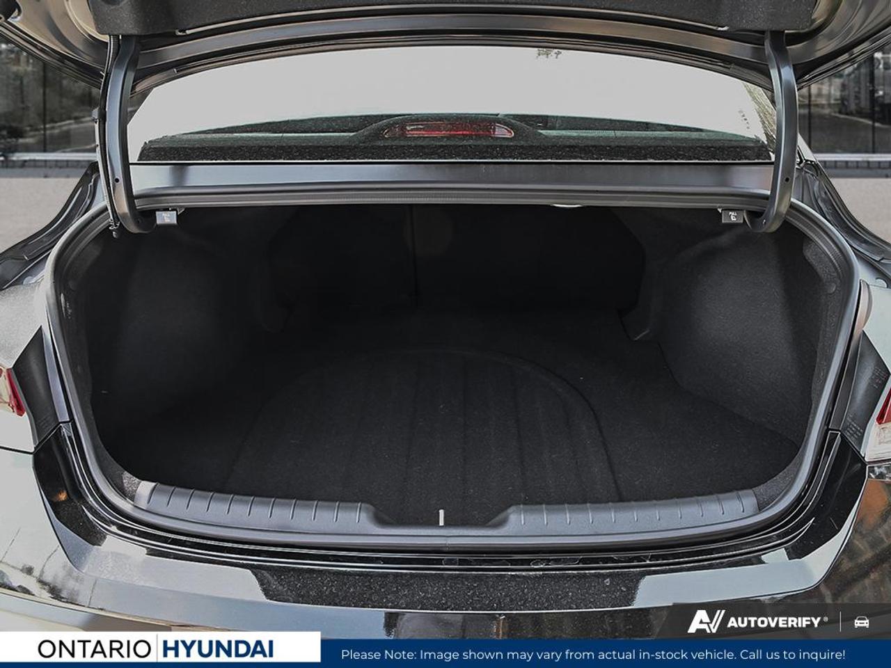 2025 Hyundai Elantra Luxury w/Two-Tone Interior 4dr Sedan Photo