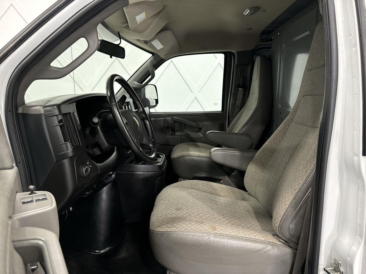 2022 Chevrolet Express 2500  Photo