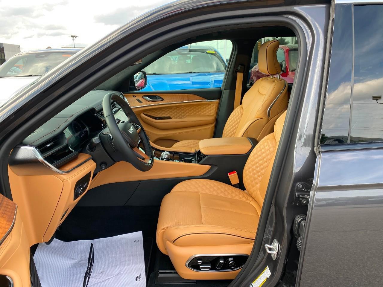 2025 Jeep Grand Cherokee Summit 4dr 4x4 Photo4