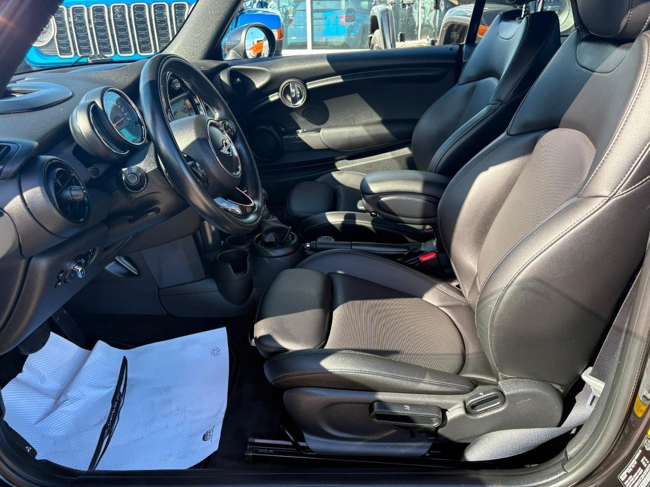 2017 MINI Convertible Cooper 2dr Photo4