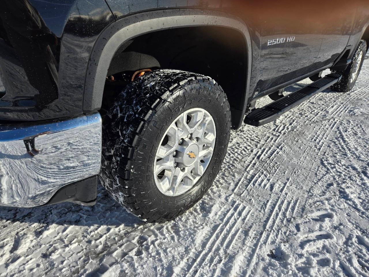 2021 Chevrolet SILVERADO 2500HD 4WD Crew Cab Standard Box LT Photo3