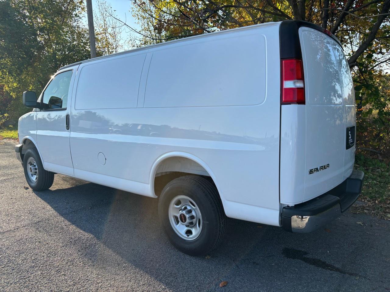 2025 GMC Savana Cargo Van 2500 Regular Wheelbase Rear-Wheel Drive Photo