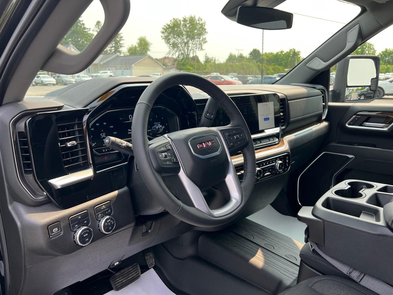 2025 GMC SIERRA 2500HD 4WD Crew Cab Standard Box SLE Photo