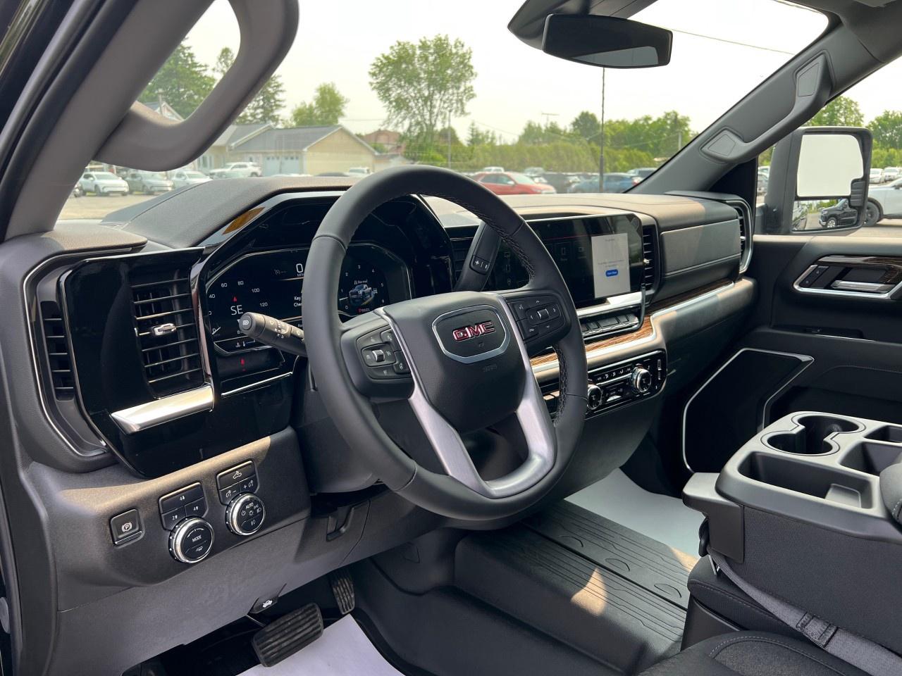 2025 GMC SIERRA 2500HD 4WD Crew Cab Standard Box SLE Photo