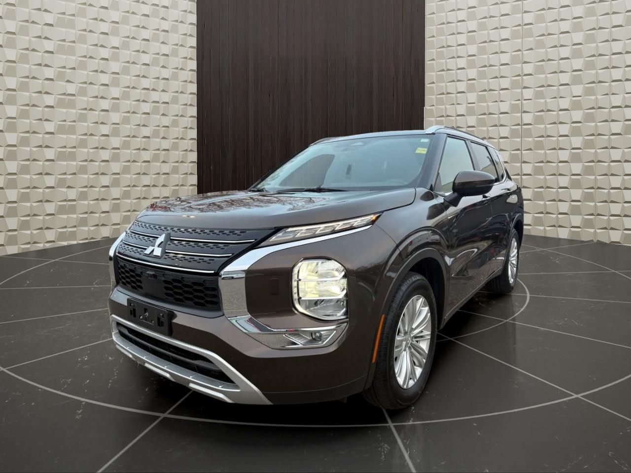 2024 Mitsubishi Outlander SE 4DR S-AWC Photo2
