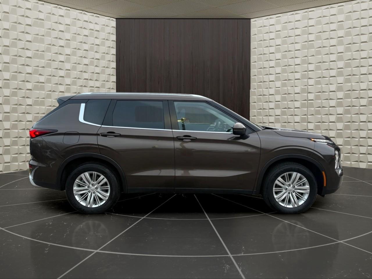 2024 Mitsubishi Outlander SE 4DR S-AWC Photo