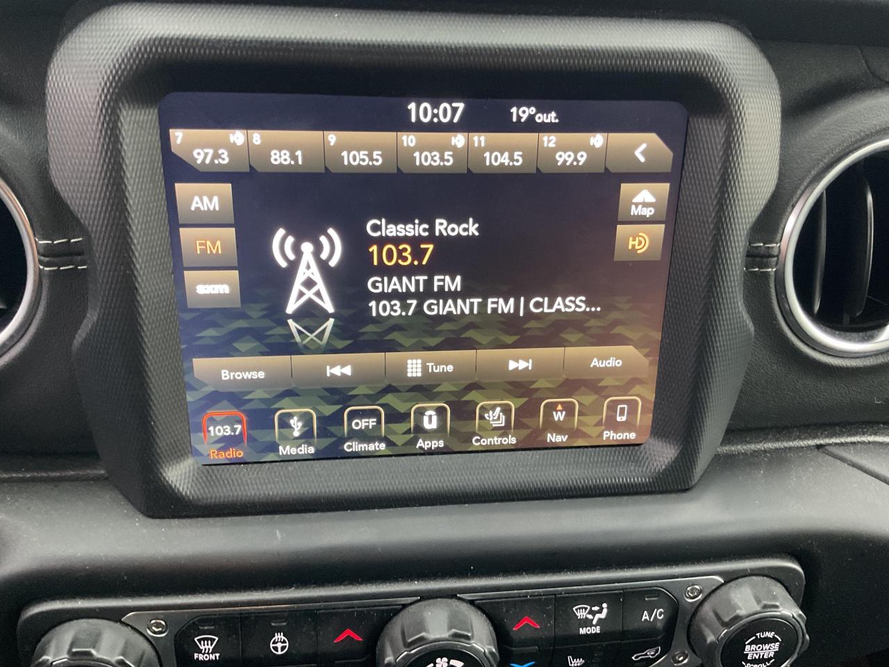 2019 Jeep WRANGLER UNLIMITED Sahara 4dr 4x4 Photo