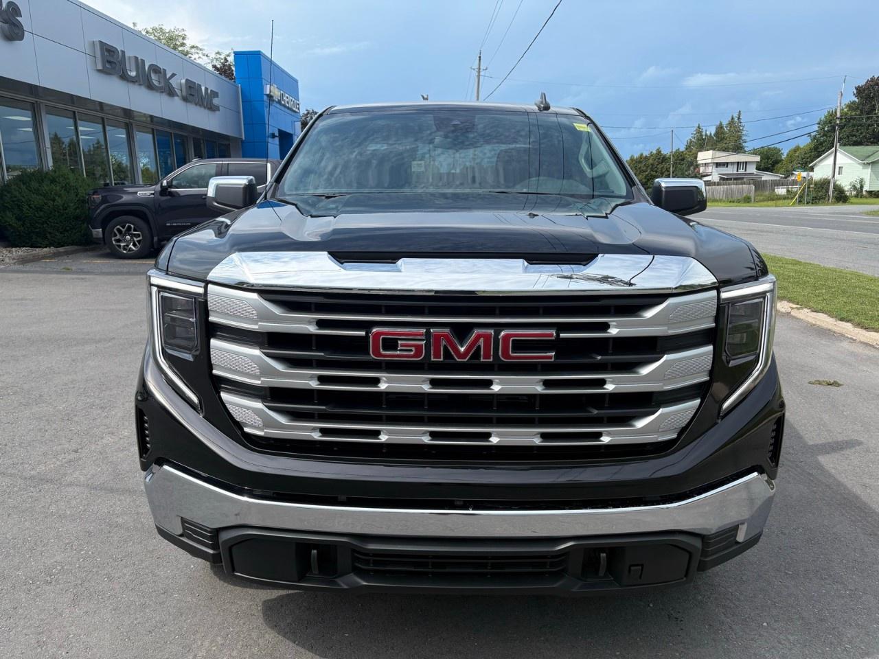 2026 GMC Sierra 1500 Crew Cab Short Box 4-Wheel Drive SLE Photo5