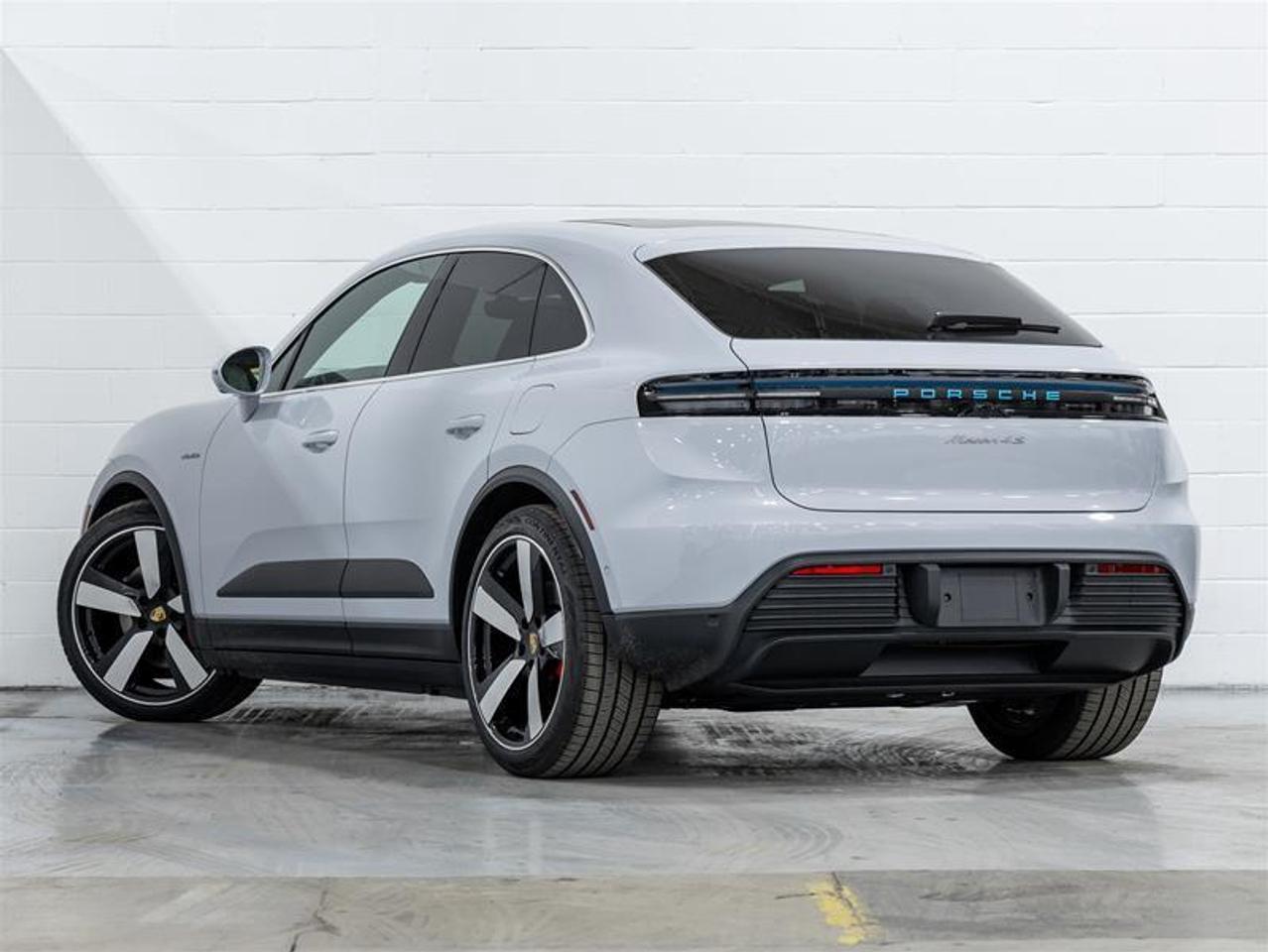 2025 Porsche Macan  Photo2