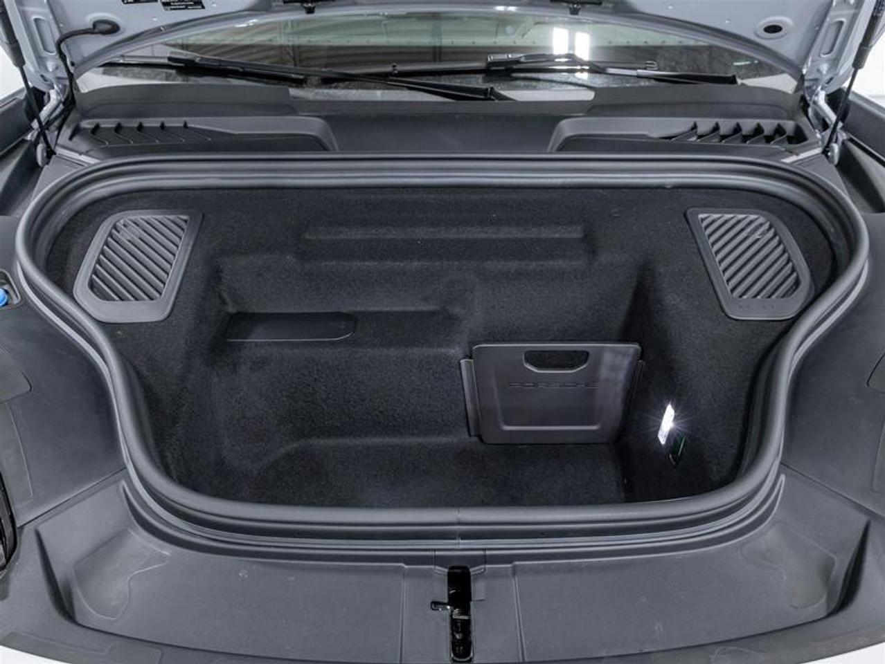 2025 Porsche Macan  Photo
