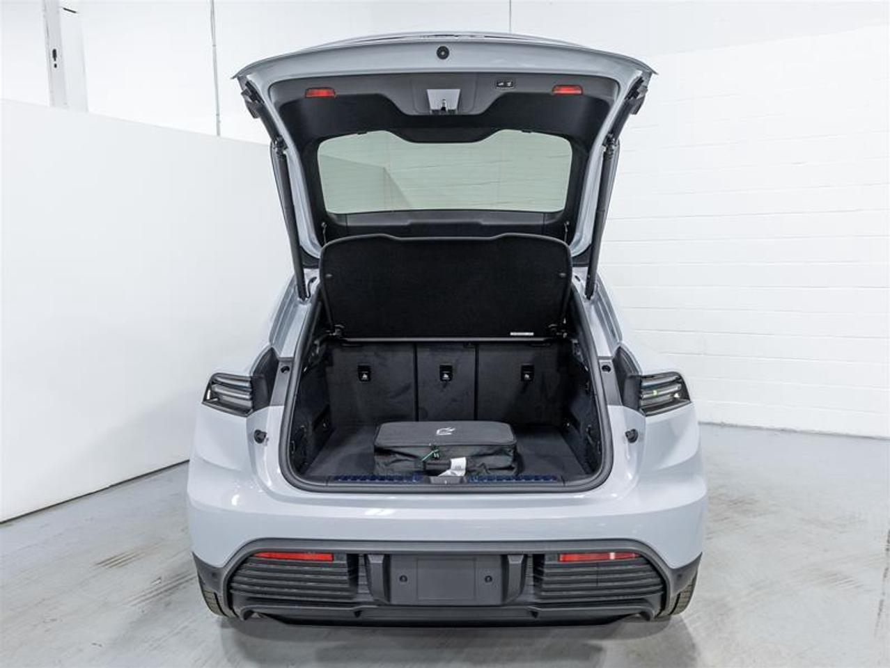 2025 Porsche Macan  Photo