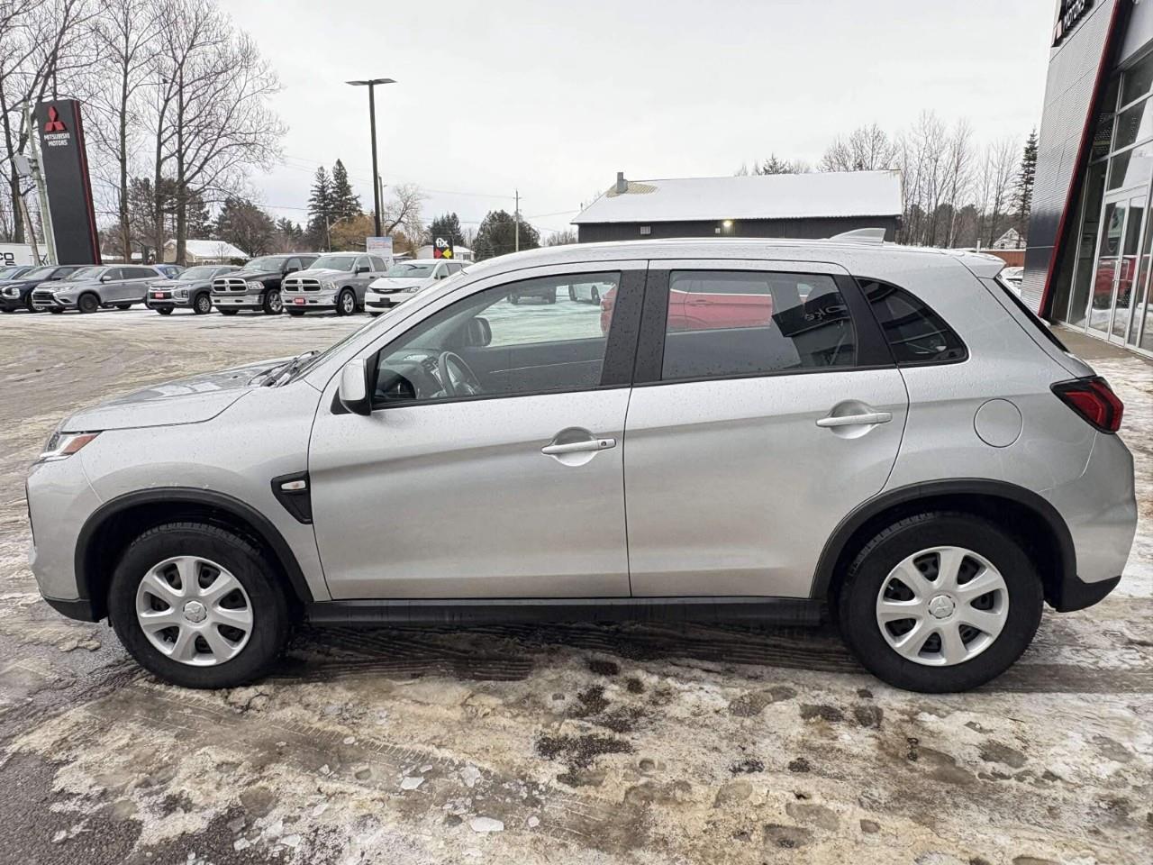 2023 Mitsubishi RVR ES 4dr AWC Photo3