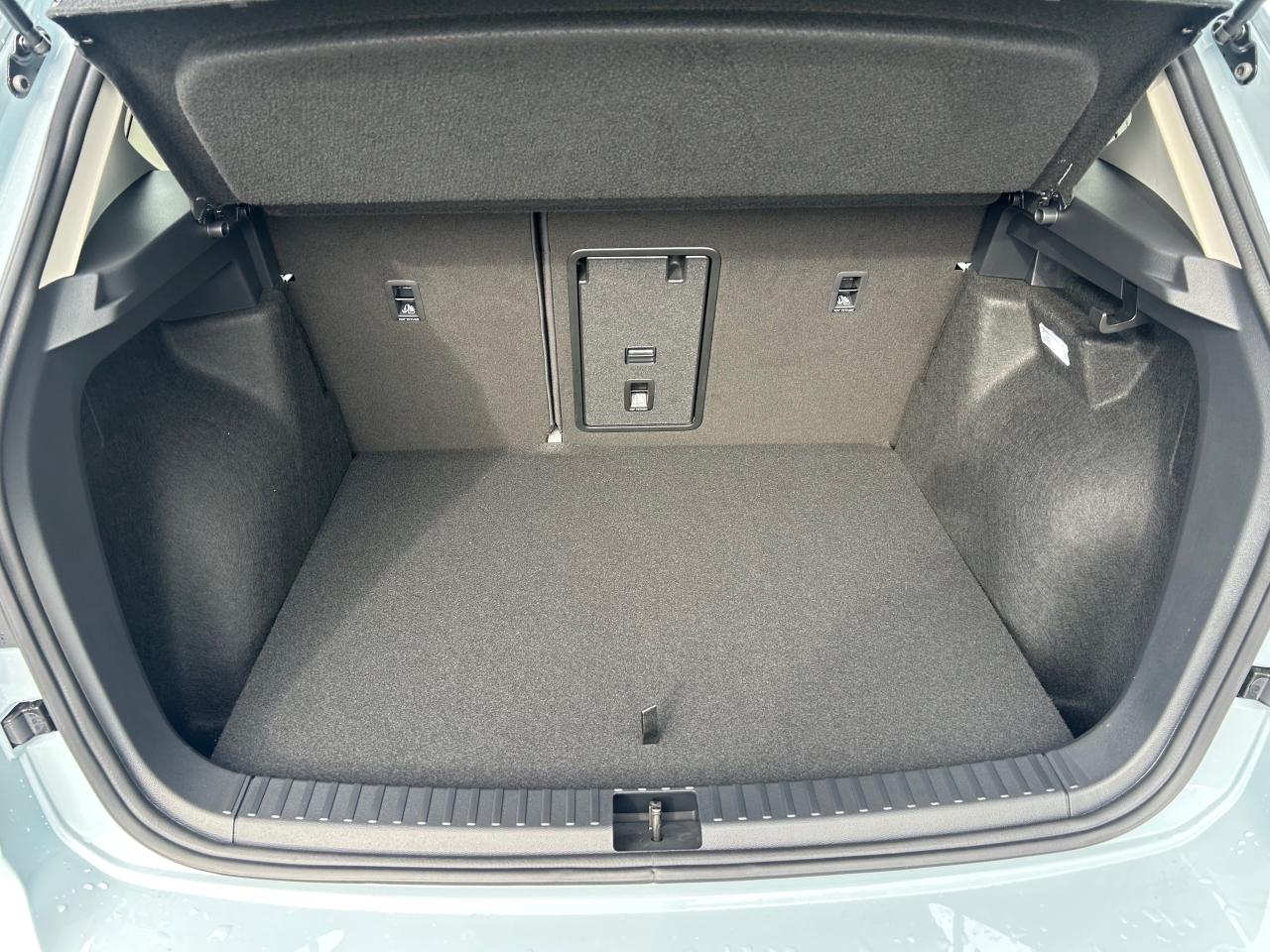 2026 Volkswagen Taos Highline 4dr All-Wheel Drive 4MOTION Photo4